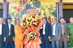 Lãnh đạo phường Xuân Hương - Đà Lạt thăm, chúc mừng Đại lễ Phật đản 2026