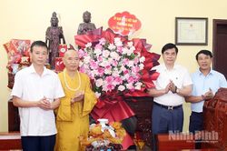 Đoàn đại biểu Ủy ban MTTQ Việt Nam tỉnh thăm, chúc mừng các cơ sở Phật giáo nhân Đại lễ Phật đản 2026
