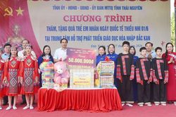 Đồng ch&iacute; Trịnh Xu&acirc;n Trường tặng qu&agrave; thiếu nhi Trung t&acirc;m Hỗ trợ ph&aacute;t triển gi&aacute;o dục h&ograve;a nhập Bắc Kạn