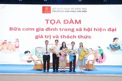 Lan tỏa giá trị gia đình Việt từ những bữa cơm sum vầy