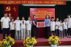 Phó Chủ tịch UBND tỉnh Hà Nhật Lệ thăm, tặng quà Tết thiếu nhi tại Trung tâm Bảo trợ xã hội tỉnh