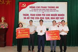 B&iacute; thư Tỉnh ủy Phan Thăng An thăm v&agrave; trao kinh ph&iacute; hỗ trợ x&oacute;a nh&agrave; tạm, nh&agrave; dột n&aacute;t 3 x&atilde; Xu&acirc;n Trường, Kh&aacute;nh Xu&acirc;n, Bảo Lạc