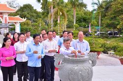 Trưởng ban Nội chính Trung ương Lê Minh Trí dâng hương Bác Hồ tại Khu tưởng niệm Người ở Cà Mau