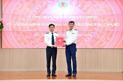 Trao quyết định tiếp nhận v&agrave; bổ nhiệm l&atilde;nh đạo cấp Vụ