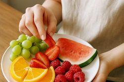3 loại trái cây nên hạn chế ăn ngay sau bữa cơm, nhiều người vẫn vô tình duy trì mỗi ngày
