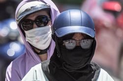 Chuyên gia: Chọn áo chống nắng đối phó nóng 40°C, phải xem chỉ số UPF, màu sắc