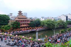 TPHCM: Đông kín người dự lễ thả hoa đăng mừng Phật đản
