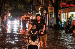 Hà Nội mưa lớn, người dân bì bõm lội nước trở về nhà