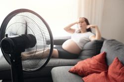 5 sai lầm ngày nắng nóng khiến mẹ bầu dễ kiệt sức, mất nước