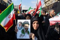 Iran tưởng niệm gia đình Lãnh tụ Mojtaba Khamenei giữa nỗi sợ ám sát