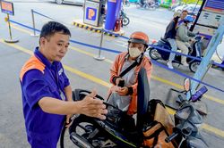 Nhiều cây xăng tại TP.HCM chuyển đổi hoàn toàn sang E10
