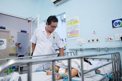 BS Trương Hữu Khanh nói về 'thủ phạm' gây nỗi ám ảnh trẻ sống thực vật