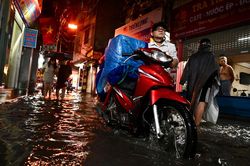 Nhiều tuyến phố Hà Nội ngập sâu sau cơn mưa lớn