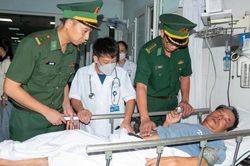 Chăm sóc y tế các thuyền viên tàu HP 90666-TS gặp nạn trên biển