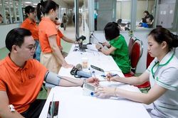 Khám sức khỏe cho người lao động, nâng cao ý thức về tác hại của thuốc lá và bệnh nghề nghiệp