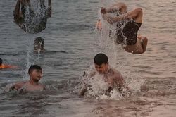 VDIEO: Hà Nội nắng như đổ lửa trên 40 độ C, người dân ùn ùn ra sông Hồng, Hồ Tây giải nhiệt