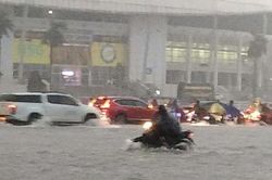 Sau đợt nắng nóng gay gắt, trận mưa 'giải nhiệt' nhấn chìm nhiều tuyến phố Hà Nội