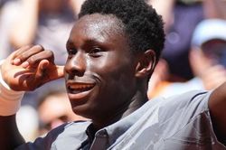 Tay vợt 17 tuổi, Moise Kouame viết tiếp câu chuyện cổ tích ở Roland Garros sau 5 set đấu
