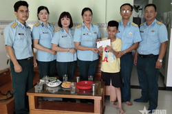 Ấm áp chương trình tặng quà thiếu nhi có hoàn cảnh khó khăn của Hội Phụ nữ Sư đoàn bộ 375