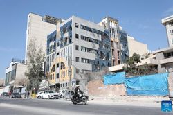 Mỹ, Iran không kích trả đũa qua lại