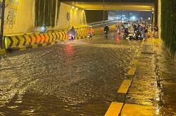 Nhiều tuyến phố Hà Nội ngập sau trận 'mưa vàng' giải nhiệt