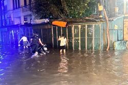 Nhiều tuyến phố Hà Nội ngập sau trận 'mưa vàng' giải nhiệt
