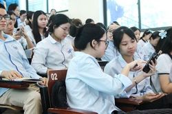Biến tiếng Anh thành môi trường giao tiếp trong học đường