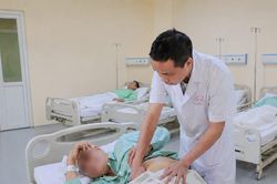 Tán sỏi qua da cho bệnh nhân có thận 'chui' lên vòm ngực