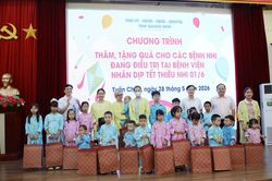 Bí thư Quản Minh Cường thăm, trao quà cho bệnh nhi tại Bệnh viện Sản nhi Quảng Ninh