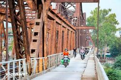 Xe máy, xe thô sơ, người đi bộ lưu thông trở lại trên cầu Long Biên