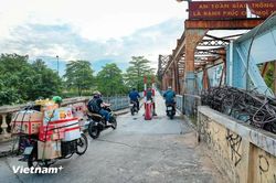 Xe máy, xe thô sơ, người đi bộ lưu thông trở lại trên cầu Long Biên