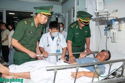 Tiếp nhận và chăm sóc y tế các thuyền viên gặp nạn trên vùng biển Bạch Long Vĩ