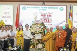 Lãnh đạo thành phố Huế thăm, chúc mừng Đại lễ Phật đản Phật lịch 2570