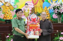 Thiếu tướng Nguyễn Văn Hận thăm, chúc mừng Đại lễ Phật Đản Giáo hội Phật giáo Việt Nam tỉnh An Giang