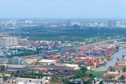 Xe container 'bủa vây' cửa ngõ khu Đông TPHCM