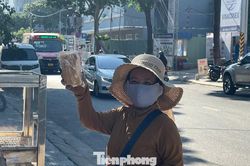 Tủ bánh mì 0 đồng, 10 năm giữ lời hứa yêu thương với mẹ