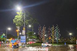 Đường phố Hà Nội ngập sâu sau cơn mưa giải nhiệt, người dân chật vật về nhà
