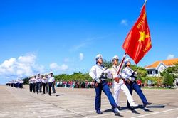 [Chùm ảnh] Lễ chào cờ thiêng liêng nơi đầu sóng Trường Sa
