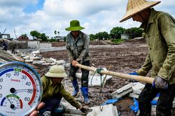 Nắng nóng đỉnh điểm, giọt mồ hôi sôi trên công trường
