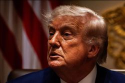 Ông Trump dọa tấn công Oman nếu can thiệp vào eo biển Hormuz