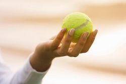 Vì sao du khách nên mang theo bóng tennis và chiếc tất lên máy bay?