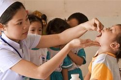 Trẻ quấy khóc, phát sốt sau uống vitamin A có đáng lo?