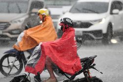 Miền Bắc mưa giông sầm sập, nắng nóng quay lại ngay đầu tháng 6