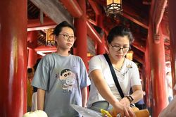 Phụ huynh, sĩ tử Hà Nội đội nắng đi cầu may trước kỳ thi vào lớp 10