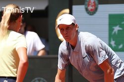 Địa chấn Roland Garros: Sinner sụp đổ khó tin, bị loại từ vòng 2