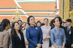 Phu nhân Ngô Phương Ly mặc trang phục truyền thống Thái Lan, thăm chùa Phật Ngọc