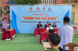 VKSND Khu vực 1 tỉnh An Giang tổ chức phiên tòa giả định và tặng quà học sinh khó khăn