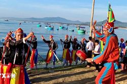 Sôi nổi và đặc sắc lễ hội cầu ngư làng chài Tân Phụng