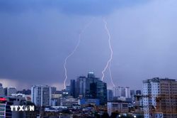 Cơn mưa giải nhiệt cho Hà Nội chiều tối 28/5