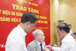 Kết luận của Bộ Chính trị về trao tặng Huy hiệu 80 năm tuổi Đảng trở lên